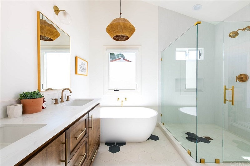 Do Plumbers Install or Replace Bathtubs?