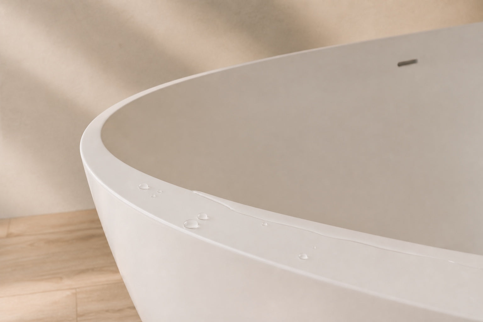 Water beading on the smooth seamless rim of a glossy white BW-01-XL bathtub